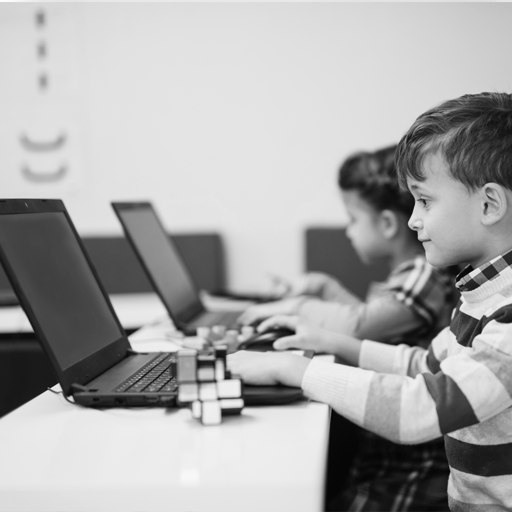 Alumnos usando notebooks en el aula de un colegio